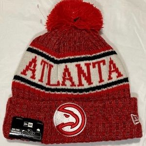Atlanta Hawks Hat Winter Skully Red Black White Gray 

OS Fits All !

NWT!